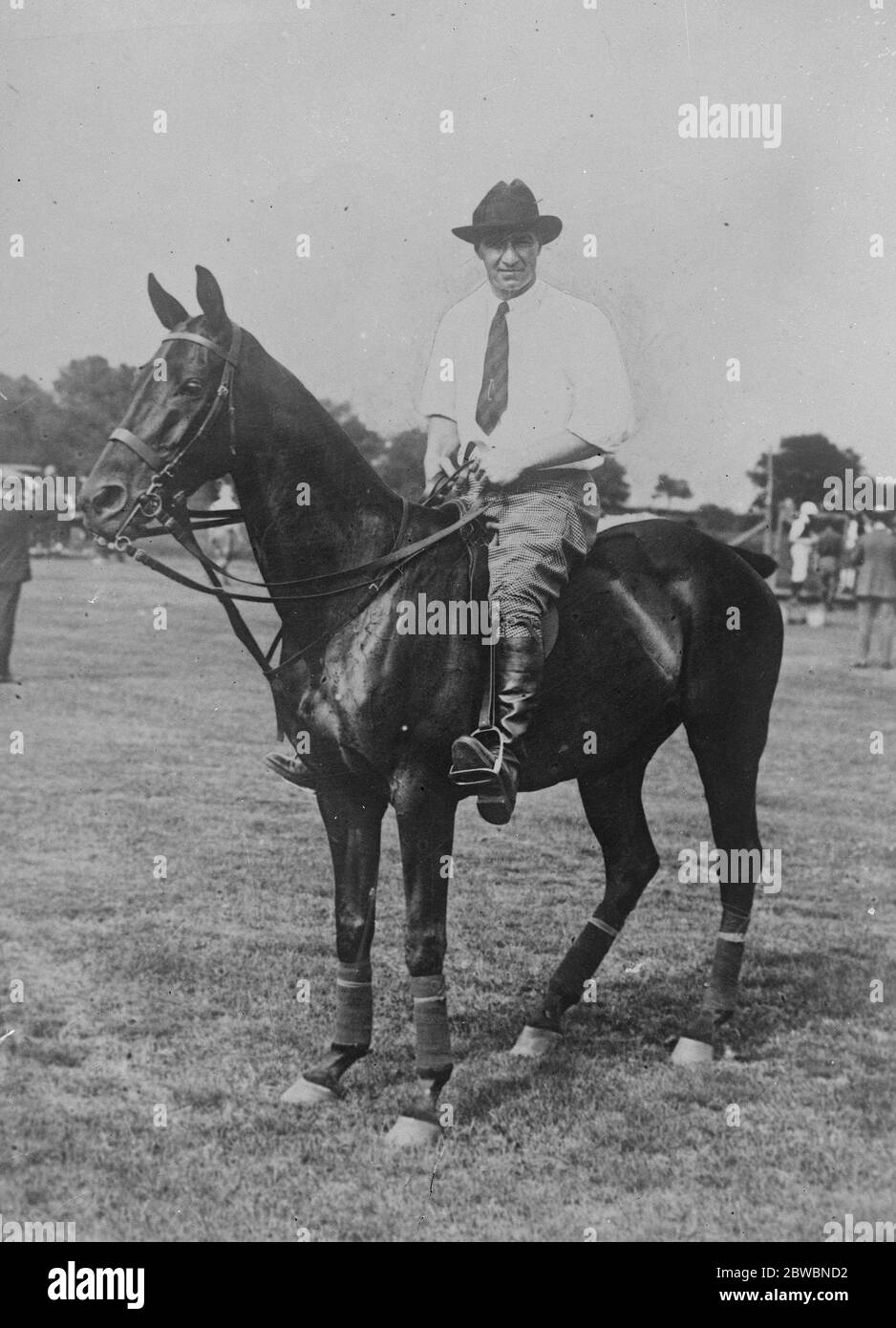 American Bid for Polo Cup von einem Old Oxonian Herr Devereux Milburn Kapitän der amerikanischen Mannschaft in den kommenden Test-Matches zwischen England und Amerika für den Internationalen Cup Herr Milburn ist übrigens ein alter Oxonian , Und nicht nur bekam sein Polo, sondern auch sein Rudern "Blue" , die Teilnahme an den 1902 und 1903 University Bootsrennen . Herr Milburn hat eine lange Erfahrung des internationalen Polos, nachdem er in allen 1909, 1911, 1913 und 1914 Test-Matches 9 April 1821 gespielt hat Stockfoto