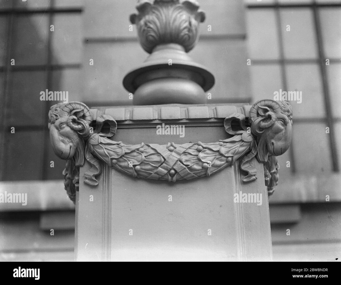 New Port of London Behörde Gebäude die skulpturierten Widder Kopf sind für ihren Ausdruck bemerkenswert , die mit den Veränderungen in der natürlichen Beleuchtung und die Position der Zuschauer 1922 zu variieren scheint Stockfoto