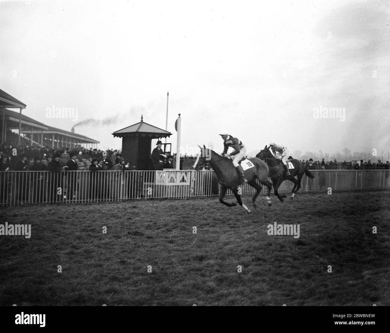 Lord Westmoreland reitet sein eigenes Pferd zum Sieg. Bei Hurst Park Lord Westmoreland ritt sein eigenes Pferd Phaco, das er persönlich trainiert, und gewann die Thames National Handicap flat race. Phaco gewinnt das Rennen. 15 Dezember 1923 Stockfoto