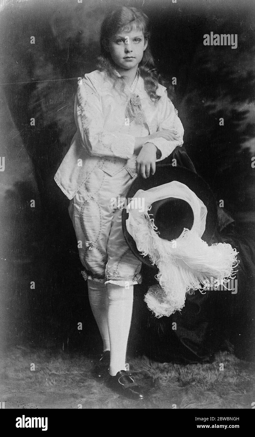Prinzessin geht auf die Filme zu unterstützen hr Eltern die Ex-Erzherzogin Maria Antonia von Österreich, die jetzt eine Filmschauspielerin in Italien ist. Hier ist sie im Kleid für das Stück Dealing with Court Life am Ende des 18. Jahrhunderts 10 März 1923 zu sehen Stockfoto