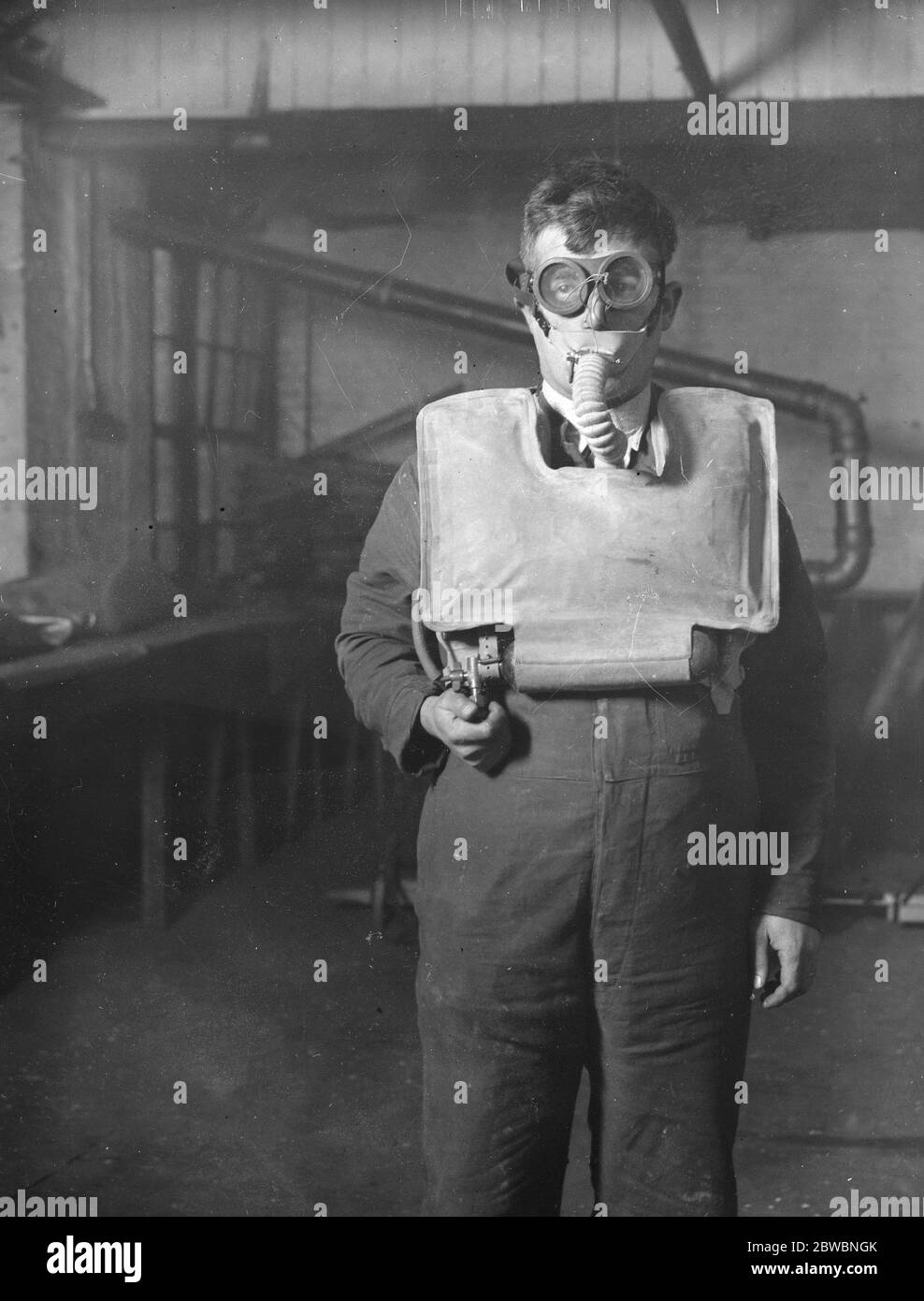Herr R. H. Davis , Geschäftsführer von Siebe , Gohman und Co , mit dem neuen Apparat, der die Flucht aus versunkenen U-Booten in 40 Sekunden ermöglicht . Ausgestattet mit Sauerstoffröhren, kann es als erste-Hilfe-Gerät verwendet werden. 14. November 1929 Stockfoto
