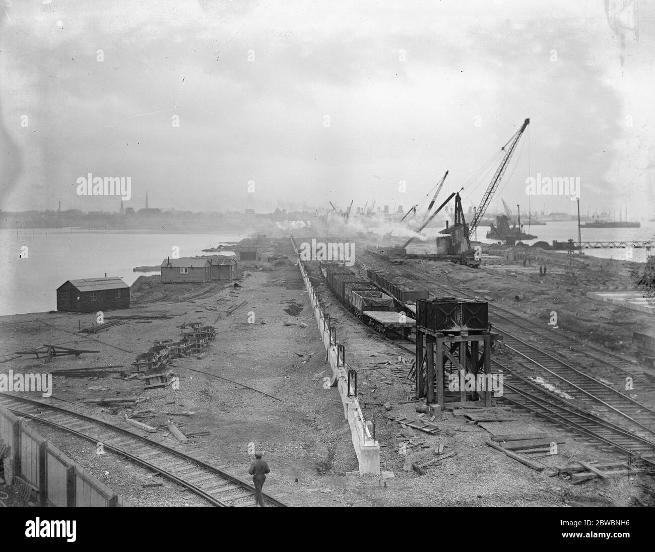 Panoramablick auf die laufenden Arbeiten am neuen Gravierdock der Southern Railway in Southampton, das am 6. Oktober 1931 das größte der Welt sein wird Stockfoto