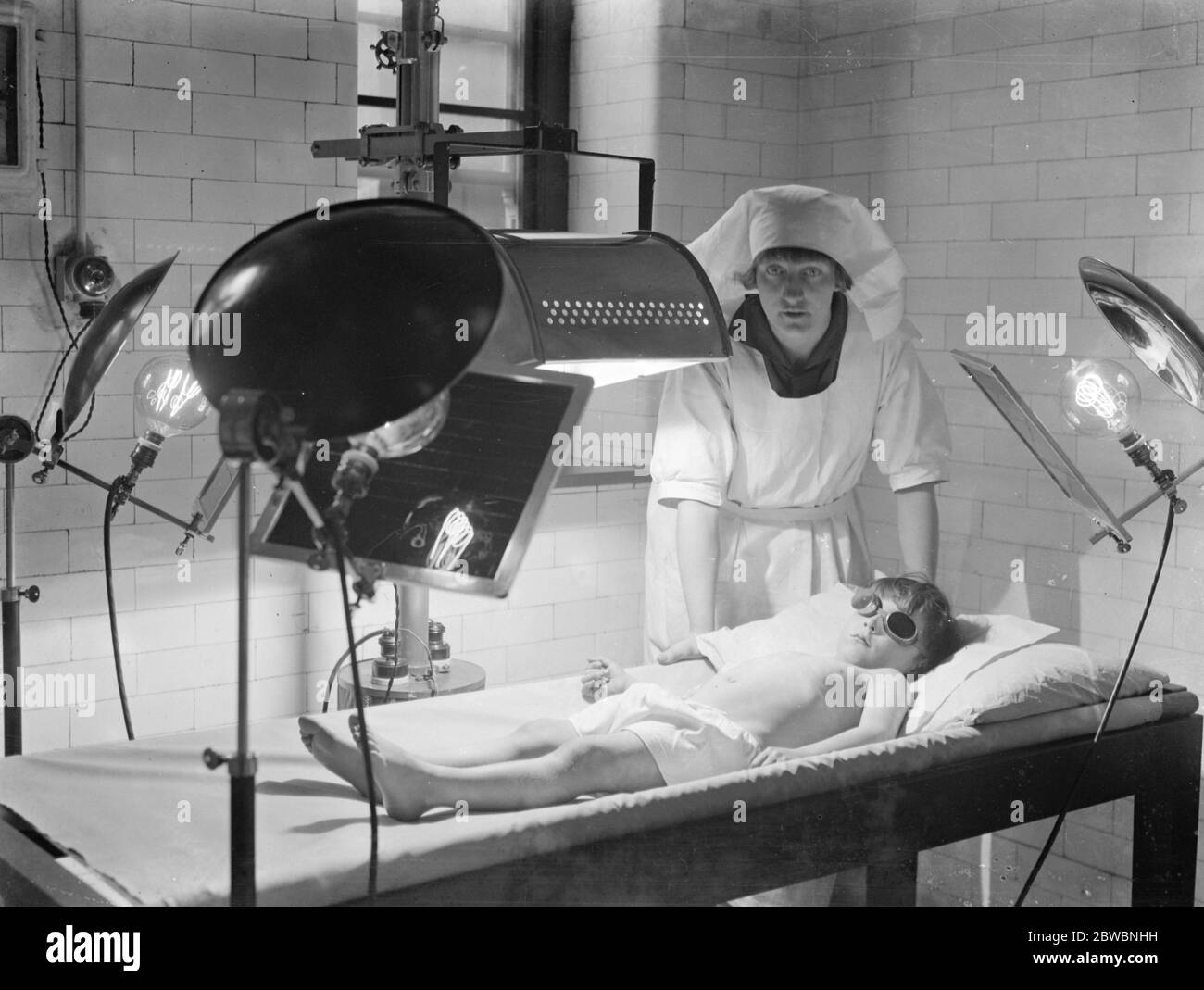 British Humane Association ' s Klinik für künstliche Lichttherapie . Ein Kind, das Behandlung erhält. 24 März 1925 Stockfoto