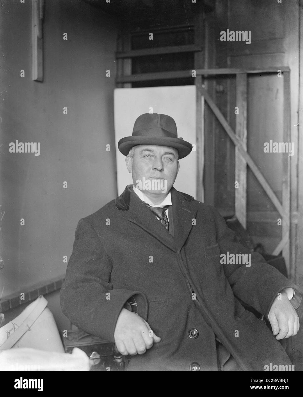 Ein großer Biber Witz, Londoner Polizei getäuscht Herrn Albert Close von Ilford, der von der königlichen Kommissionen für Auszeichnungen ausgeschlossen wurde, gelang es, wieder in durch das Tragen eines falschen Bart und Schnurrbart 30 Oktober 1922 Stockfoto