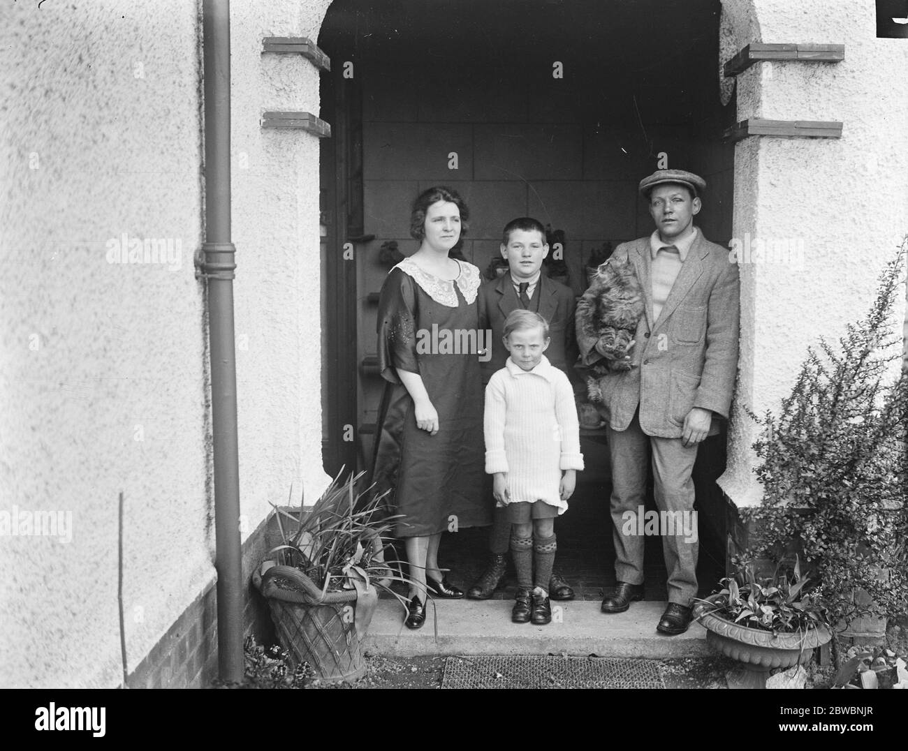 Jimmy Wilde immer fit Pancho Villa für den Titel der Welt auf den Welsh Hills Wilde mit seiner Frau und zwei Söhnen Vorbereitung auf seine Morgenarbeit 2 Mai 1923 zu treffen Stockfoto