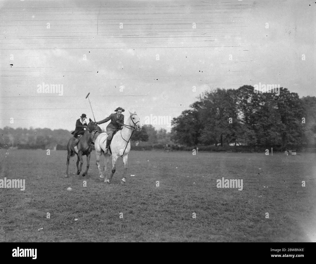 Miss Kathrine Foot , die zwar 80 Jahre alt ist noch ein begeisterter Polospieler , und ist hier gesehen Ejoying Praxis auf dem Boden des Reitclubs Ham Common 9 Mai 1933 Stockfoto