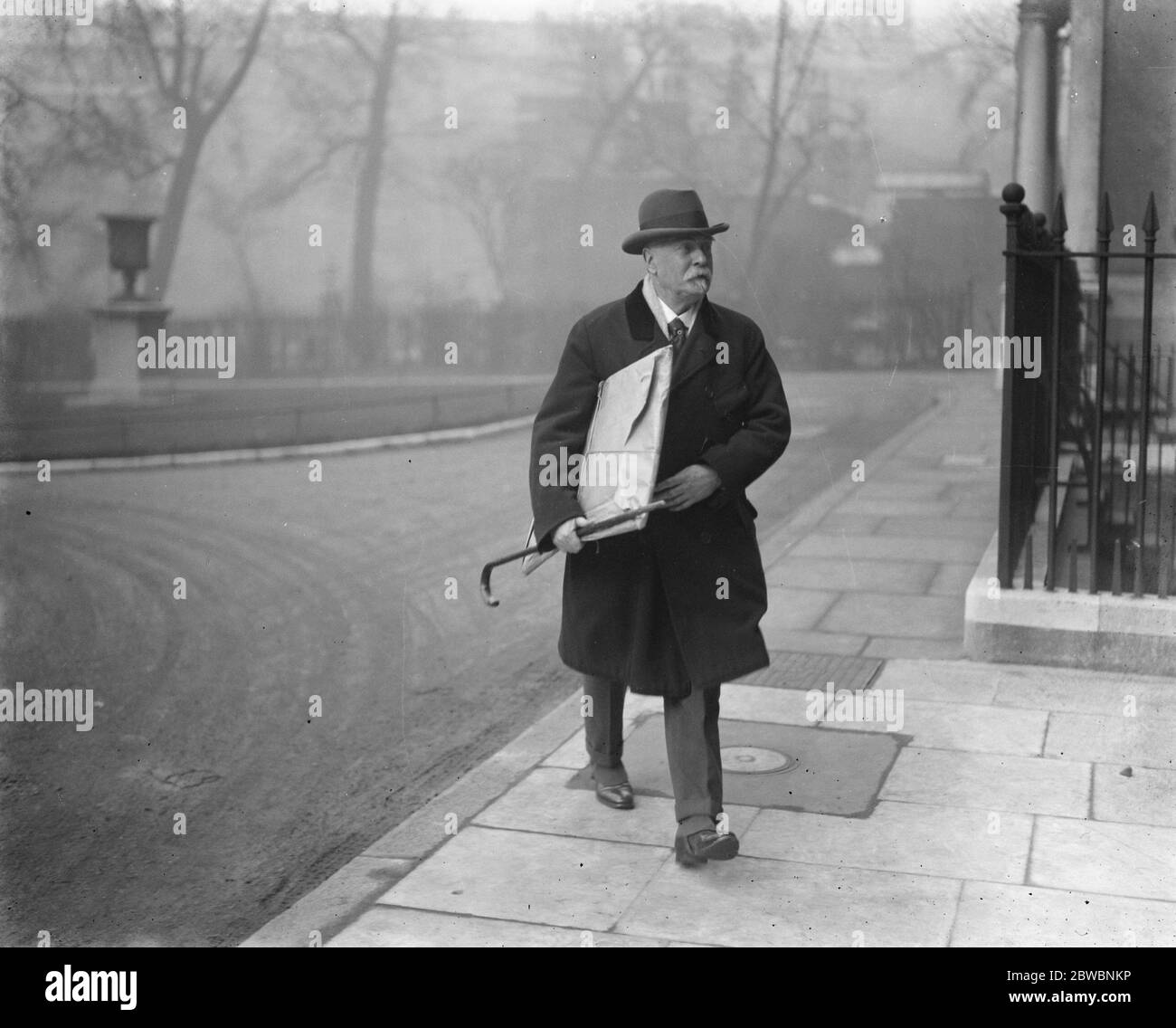 Die Fine Arts commission sitzt in Whitehall Gardens Sir Reginald Blomfield R A , Ankunft 7. März 1924 Stockfoto