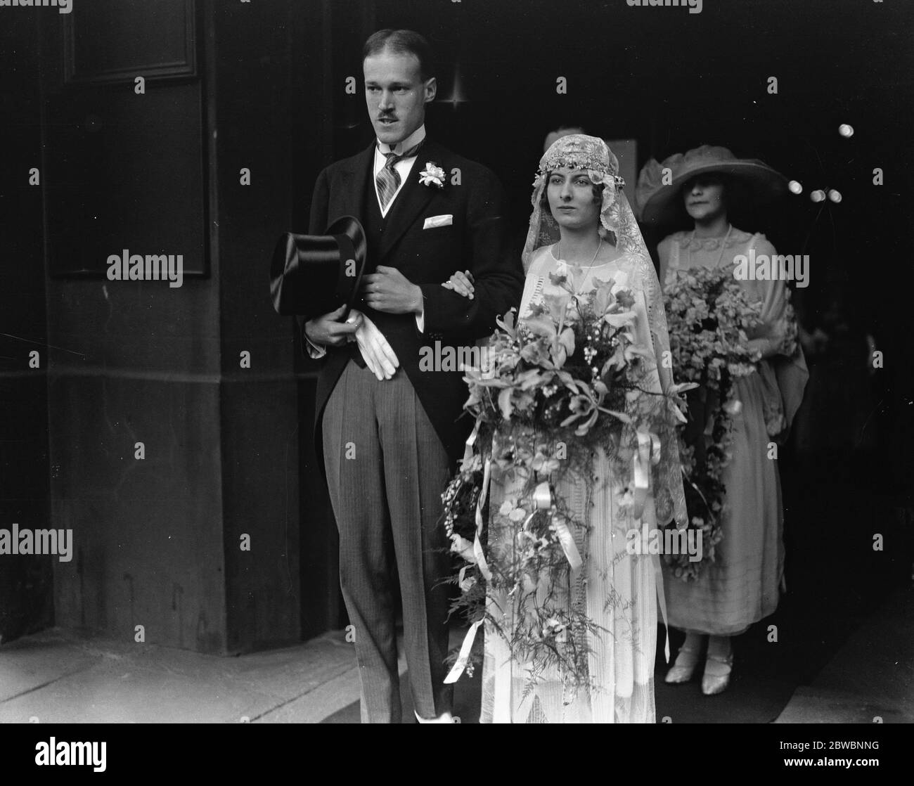 American Millionaires Tochter Weds Oxford Scholar die Hochzeit von Frau Alicia Dupont die Tochter von Herrn Alfred I Dupont von Wilmington, Delaware und Herrn Harold Sandford Glendenning von Norfolk fand am Mittwoch, den 28. Juni 1922, in St. Pauls Knightsbridge, London statt Stockfoto