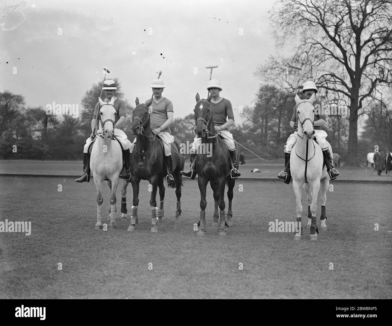 Ranelagh Polo Club - M Battery R H A ,- von links nach rechts , Captain C J McKay , Mr A C Elton , Mr R Mews , Captain Earle 4 Mai 1929 Stockfoto