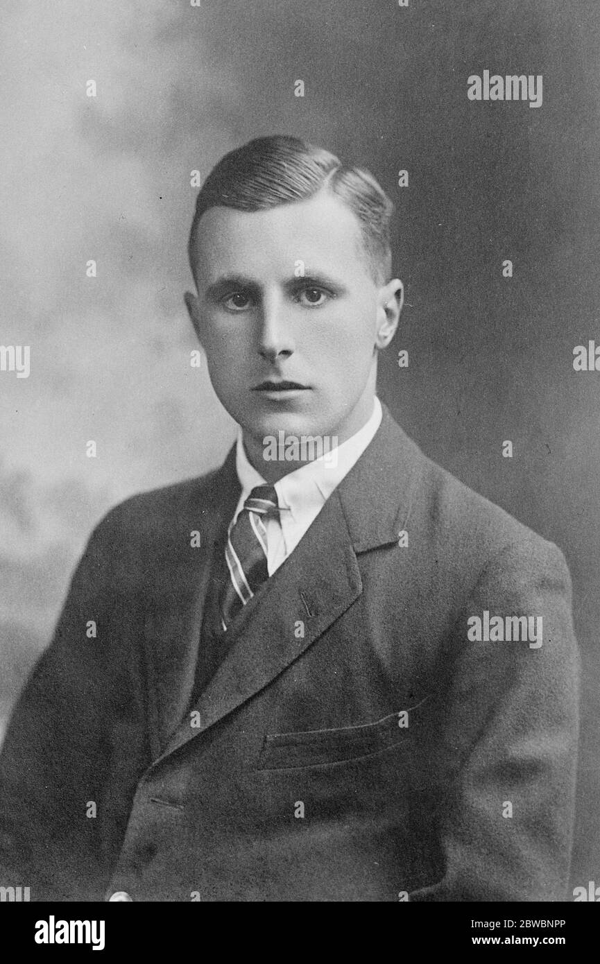 Farmers Son as Kings Medailleur John Austin Field Shipp , der jüngste Sohn von North Wooton Farmer , der die Goldmedaille vom König für den kompetentesten Schüler des Jahres in König Edward VII Grammer Schule gegeben wurde , Kings Lynn 27 September 1922 Stockfoto