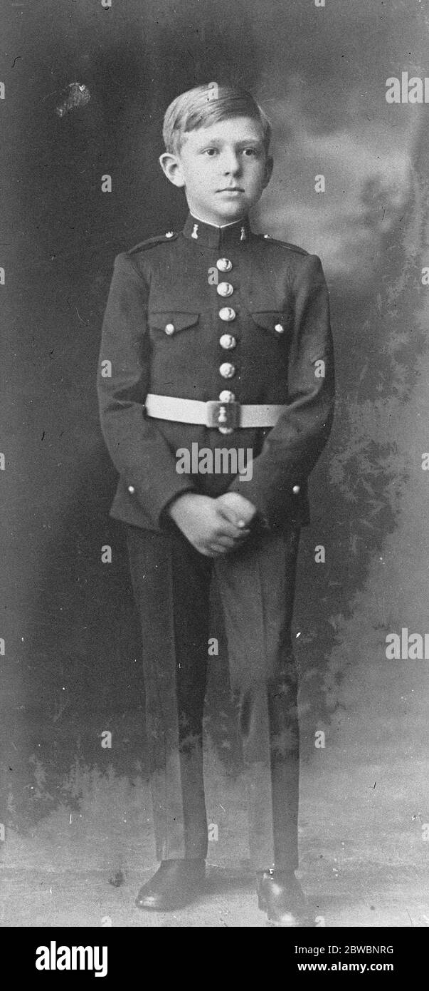 Spaniens jüngster Rekrut ist Royal Gonzalo, König Alfonso' jüngstes Kind, feierte seinen Geburtstag zu einem vollwertigen Soldaten 25 November 1922 Stockfoto