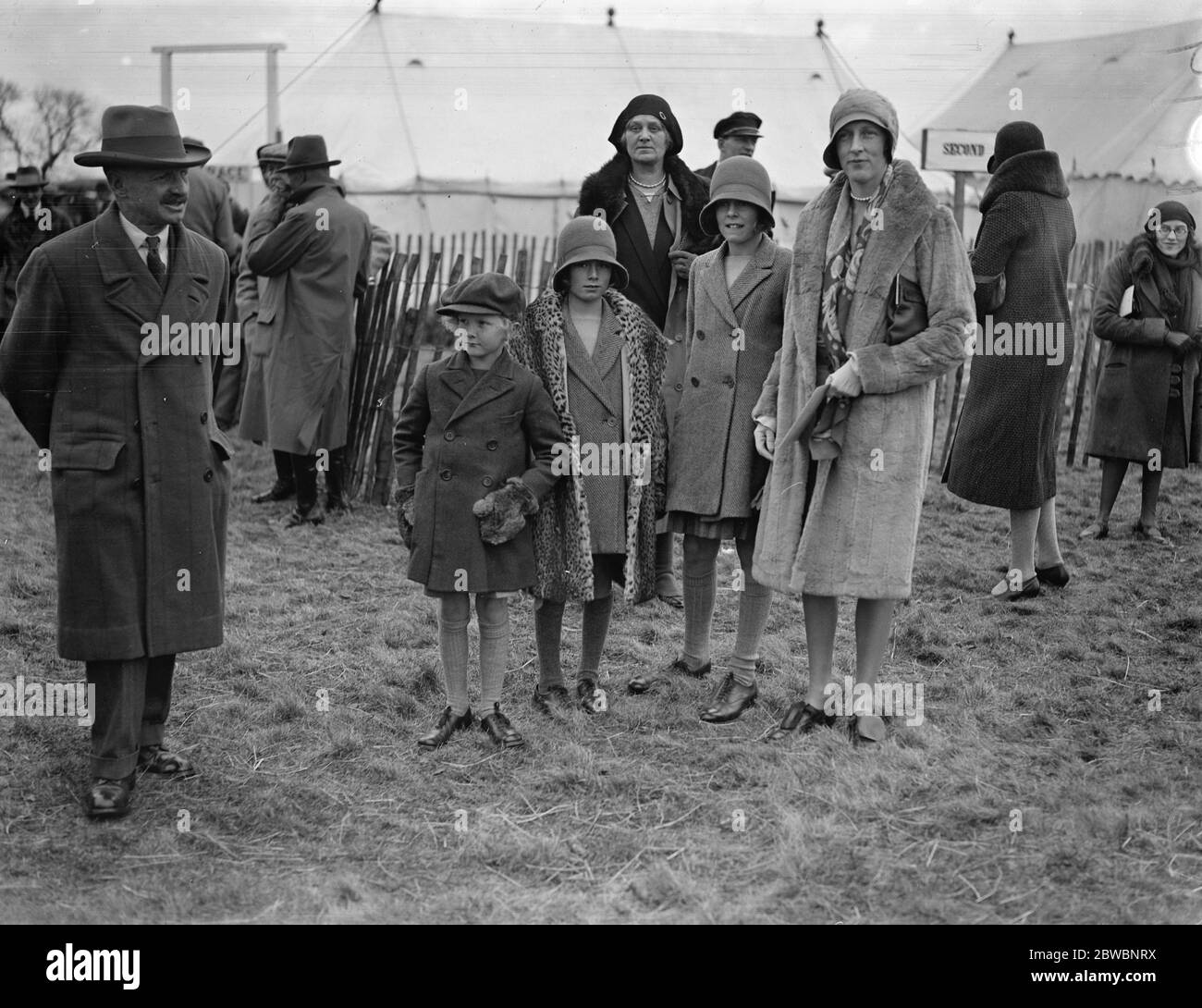 Beaufort Hunt Punkt zu Punkt Leighterton. Herr Burghersh (kleiner Junge), seine Mutter, Gräfin von Westmorland, und ihre Töchter, (Capel). 1931 Stockfoto