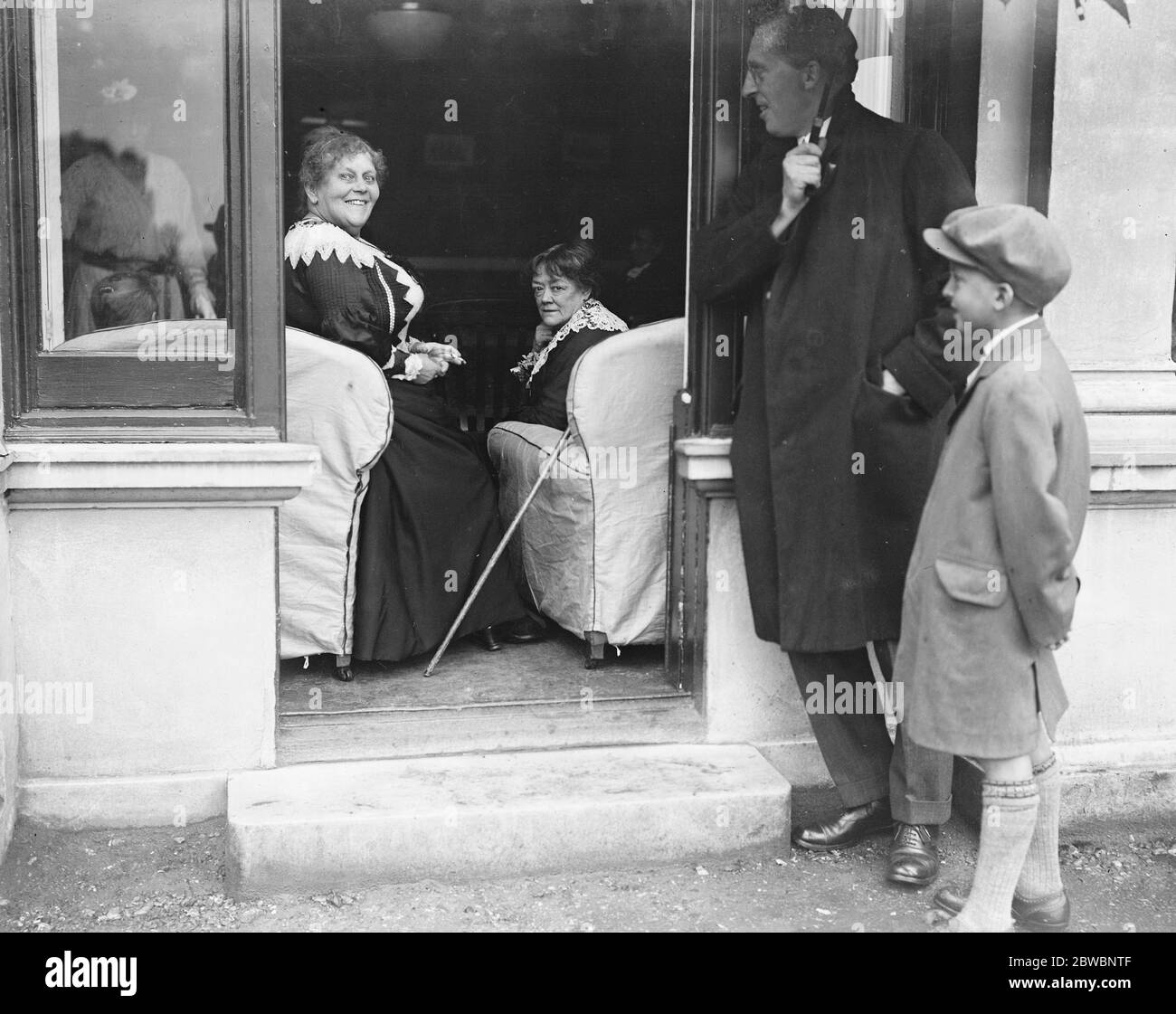 Alte Stars unterhalten sich im Twickenham Ada Pipon und Mr Gillespie und seinem Sohn 1922 Stockfoto