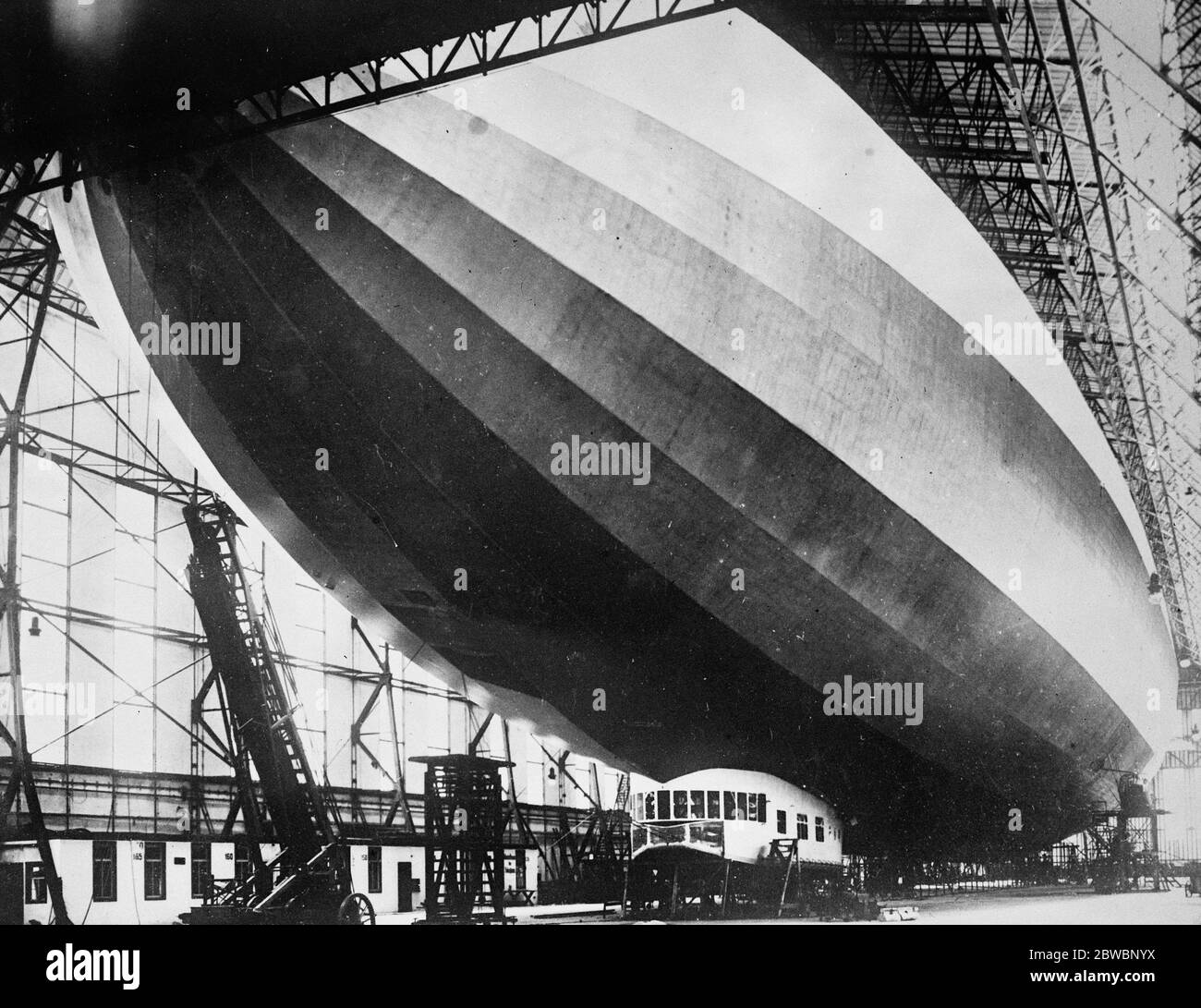 Erste Fotografie von Zepplin, die versuchen, den Atlantik überqueren nächste Woche der riesige kommerzielle zepplin für Amerika in Friedrichshafen gebaut. Es ist mit zwanzig Betten Wohnungen ausgestattet und verfügt über Einrichtungen für die Suche Koch-und Heizanlage für den Komfort der Passagiere 26 August 1924 Stockfoto