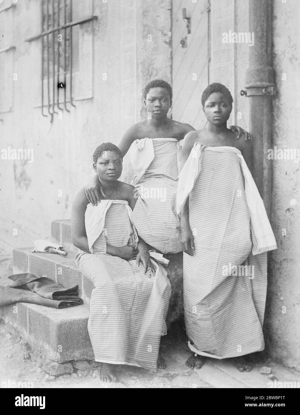 Töchter eines berüchtigten Königs, die auf die Bühne gehen die drei Prinzessinnen von Dahomey , dessen Vater König Behanzin wurde von den Franzosen im Jahr 1900 beschlagnahmt und ins Kongo verbannt , als Folge der Hekatomben der menschlichen Opfer 25 November 1922 Stockfoto