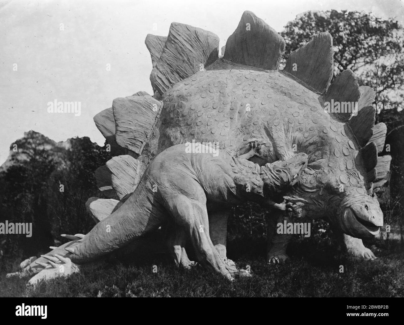 Die ausgestorbenen Monster der Welt wurden im berühmten Hagenbeck Zoo in Hamburg rekonstruiert. Ein Paar seltsame Kreaturen der Art als Triceratops prossus bekannt. 22 Mai 1920 Stockfoto