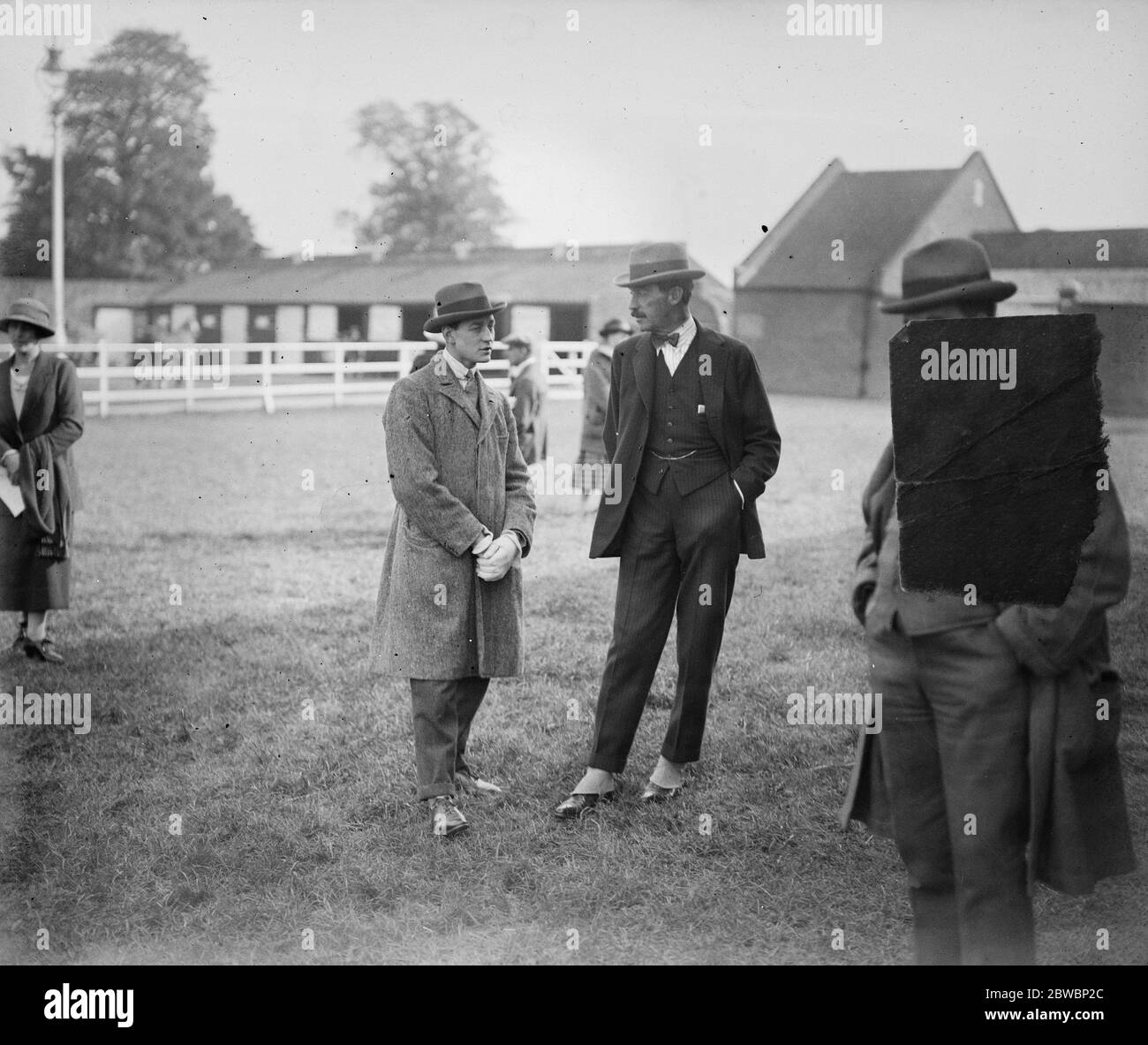 Racing Prominente besuchen Newmarket Oktober Jahrlinge Verkauf von links nach rechts , Victor Smyth der Jockey , im Gespräch mit Herrn Bower Ismay , ein prominenter Besitzer im Fahrerlager 13 Oktober 1922 Stockfoto