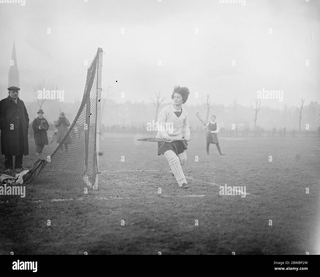 Ladies Lacrosse im Paddington Recreation Ground Miss F Marx hält das Tor für den Southern Ladies Club gegen Watford am Paddington 18 Frbruary 1922 Stockfoto