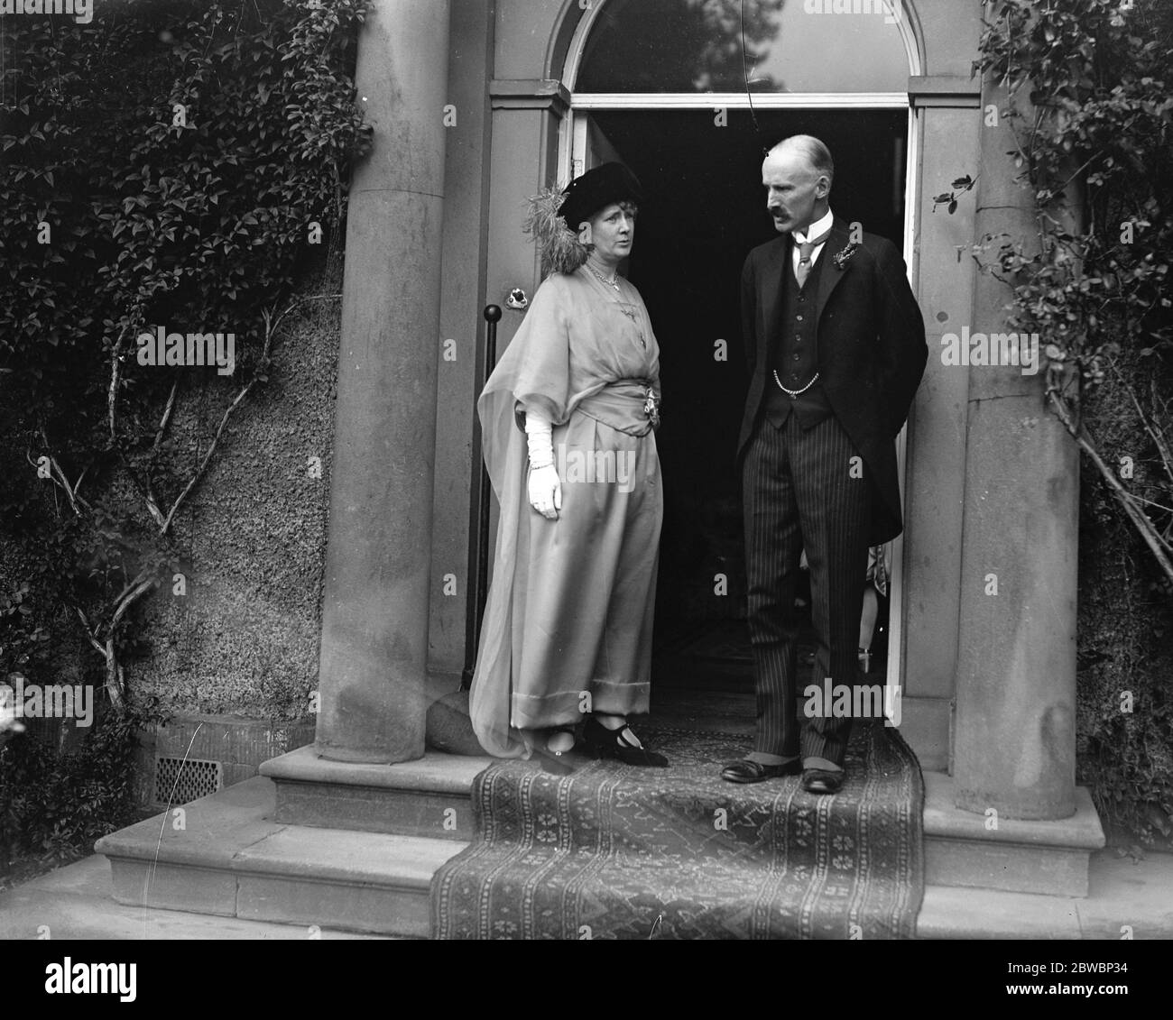 Bischof von Kingston verheiratet mit der Hon Flaine Orde Powlett in Wensley. Lord und Lady Bolton im Eingang der Wensley Hall . 19. September 1922 Stockfoto