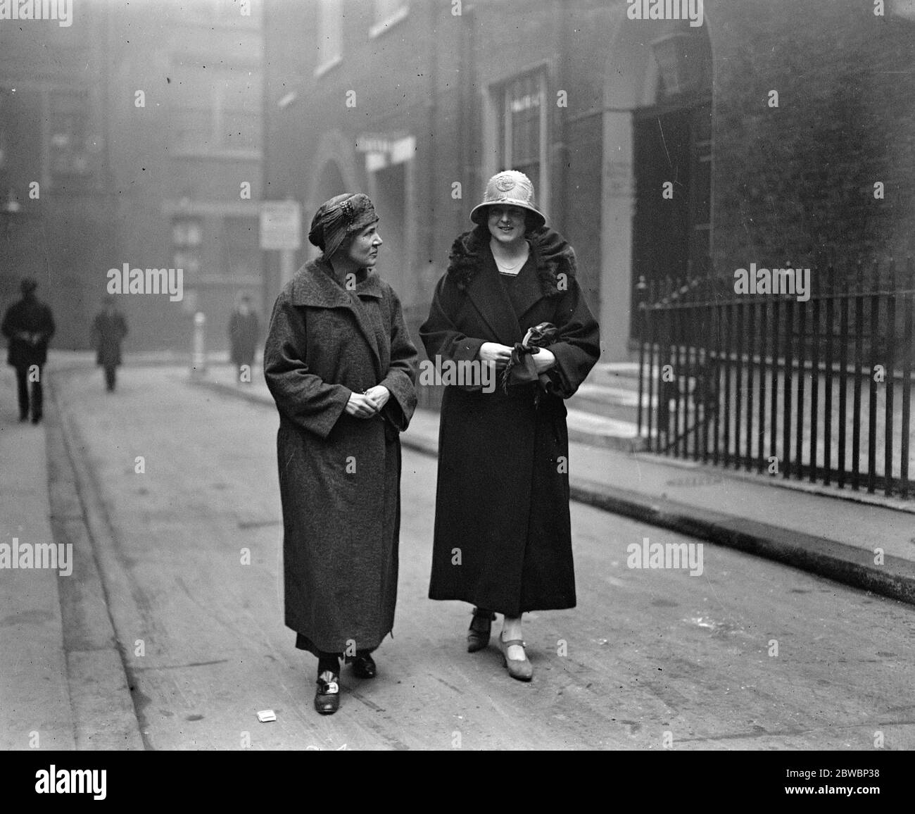 Erste Frau Labor MP zurückgegeben werden Miss Susan Lawrence , die erste Frau Labor M P zurückgegeben werden , einen Spaziergang mit ihrer Nichte Miss Giffard machen 7 Dezember 1923 Stockfoto