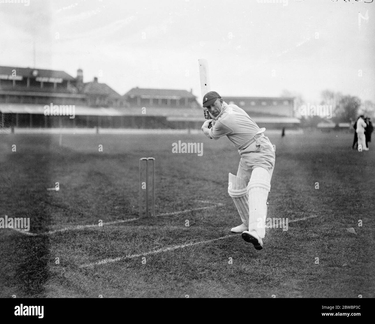 Südafrikanische Cricketspieler üben an der Oval , London Doug Meintjes machen einen Vorwärtsantrieb ( Transvaal ) 26 April 1924 Stockfoto