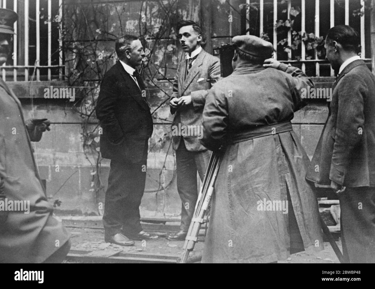 Der Beginn der rheinischen Republikanischen Bewegung. Herr Deckers (links) und Herr Guthardt, die separatistischen Führer der Republikbewegung, werden gefilmt. 25. Oktober 1923 Stockfoto