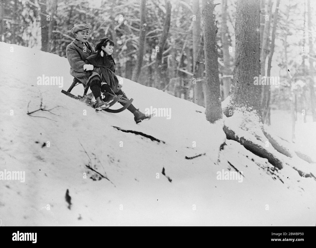 Ex Kaiser's Kinder genießen Wintersport der älteste Junge und das jüngste Mädchen der Ex Kaiserin Hermine in einer Bobbahn in Devon 5. Januar 1924 Stockfoto