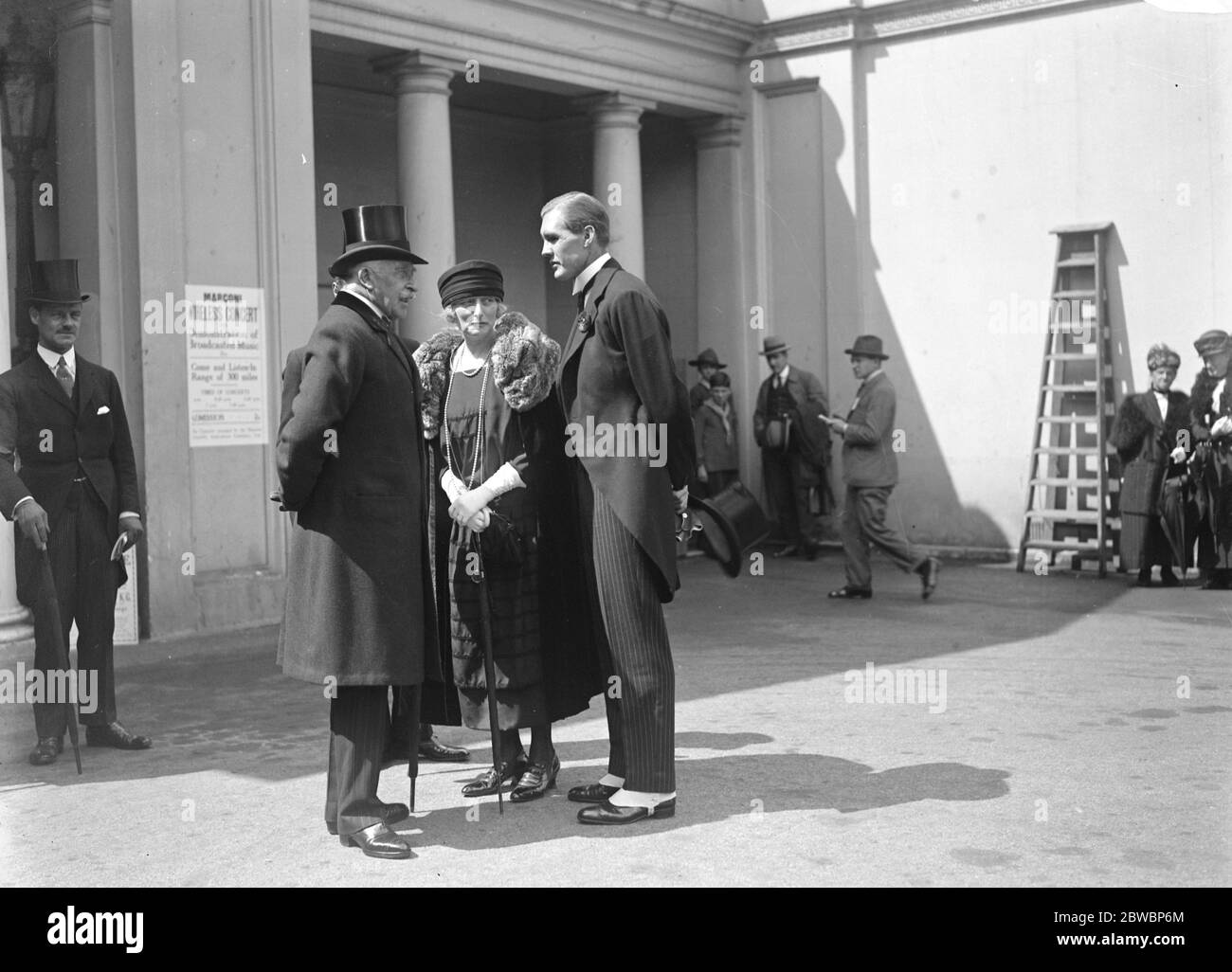 Herzog von Connaught eröffnet Garten Fete der Herzog von Connaught eröffnet einen Garten Fete auf dem Gelände der St. John ' s Lodge , Regents Park , am Freitagnachmittag , in Hilfe der Arthur Pearson Memorial Fund der Herzog von Connaught mit Lady Pearson , Und Kapitän Ian Fraser , von St. Dunstans 7 Juli 1922 Stockfoto