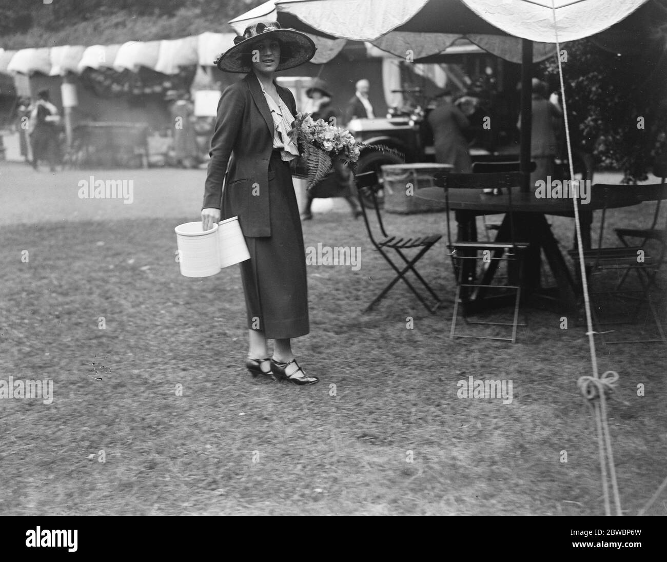 Bekannte Gesellschaft Menschen helfen YWCA ' Blue Fair ' auf dem Gelände der Lansdowne House Viscomtesse de Sibour ( Herr Gordon Selfridge ' s Tochter ) 28 Juni 1922 Stockfoto