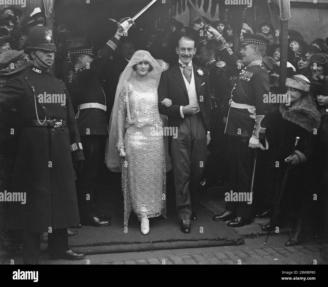 Die Hochzeit fand am Samstag zwischen Miss Audrey James (jüngste Tochter von Frau Brinton und dem verstorbenen Herrn William James, von West Dean Park und Kapitän Dudley Coats M C aat Brompton Oratory die Braut und Bräutigam Verlassen der Kirche 25 März 1922 Stockfoto