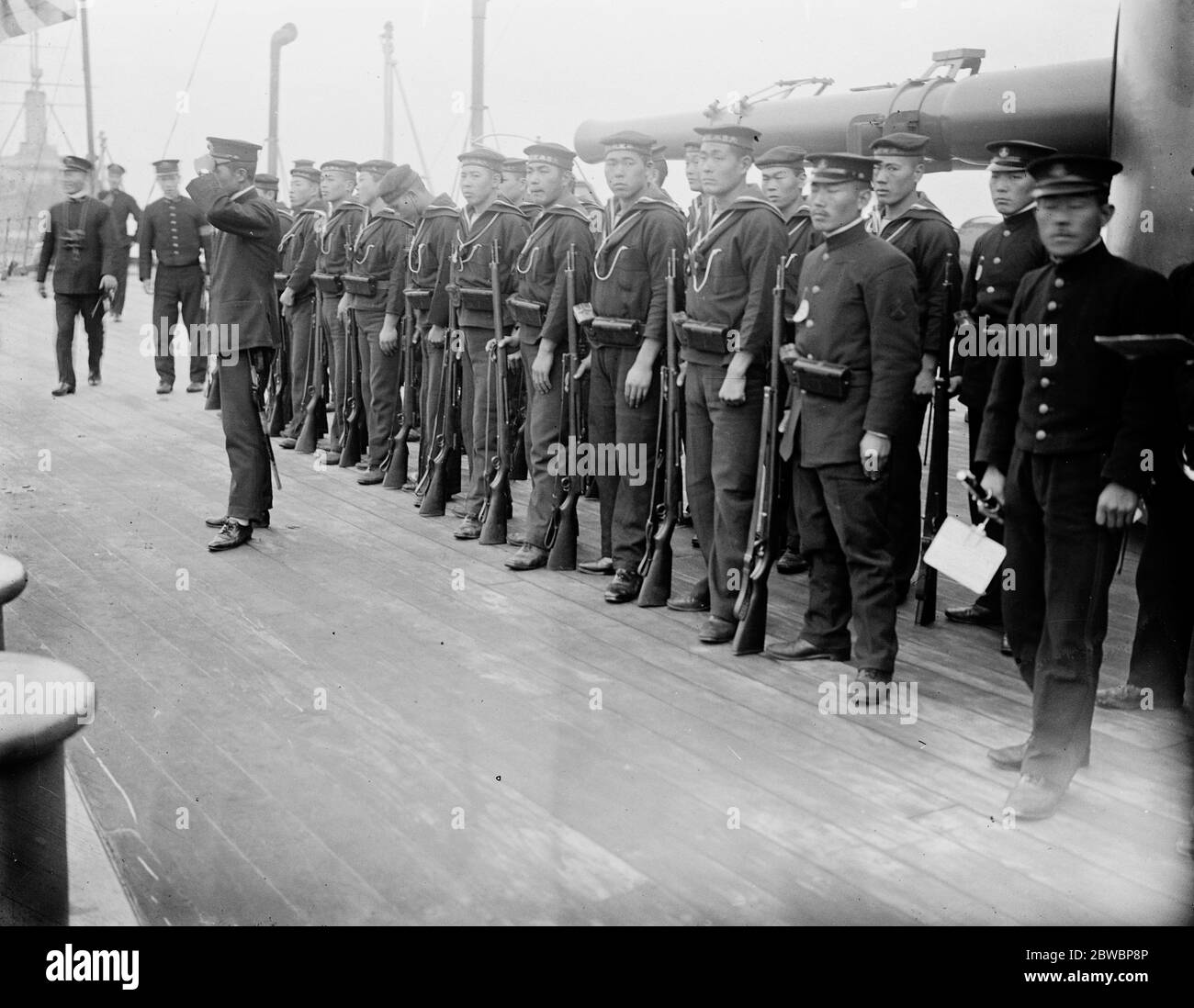 Die japanische Trainingsstaffel bestehend aus den Kreuzer Yakumo und Idzumo bei Sheerness neben der Mündung der japanischen Medway-Marineinfanteristen, die am 29. November 1921 die Ehrenwache an Bord des japanischen Cruiser Idzumo bildeten Stockfoto