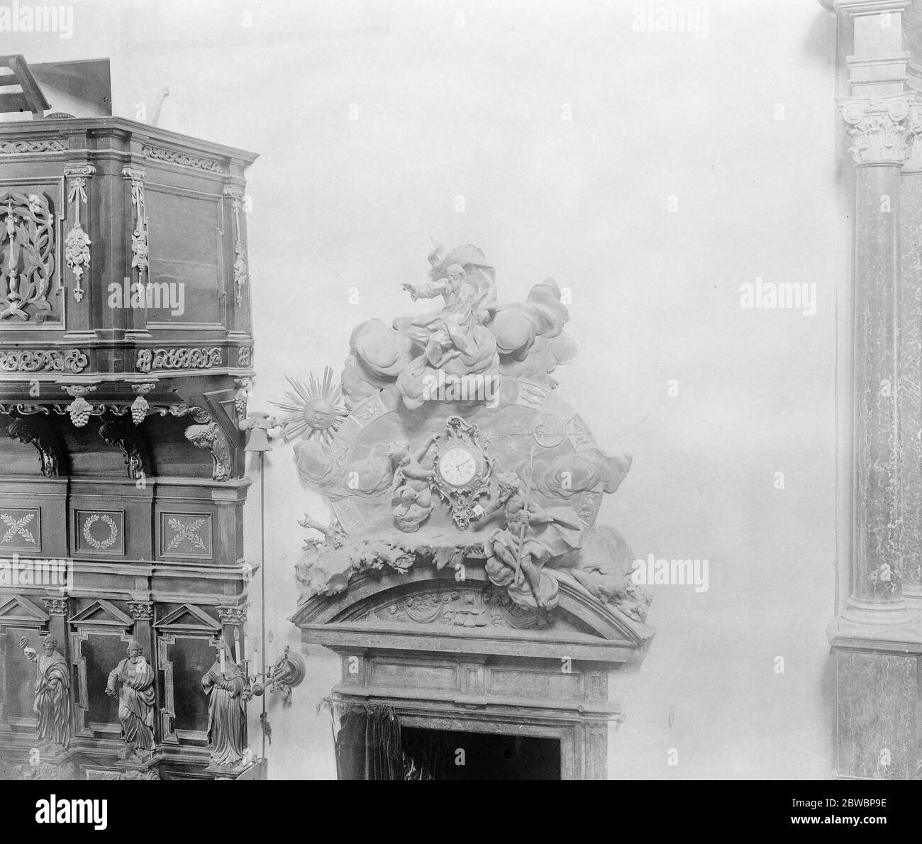 Eine wunderbare Uhr in der Kathedrale, Warschau. Die Schnitzerei rund um die Uhr stellt Gott dar, der die Welt schafft 25. Oktober 1921 Stockfoto