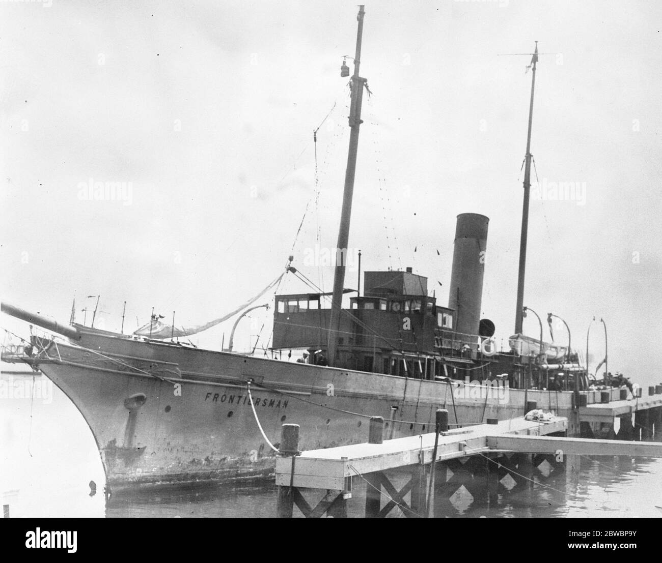 World Flight Schiff beschlagnahmt in den USA der Dampfer Frontiersman , im Besitz der Legion der Frontiersmen , die den Weg für die vorgeschlagene Weltflug von Kapitän Macmillan und Kapitän Malins im nächsten Jahr markieren ist in San Pedro , Kalifornien gehalten . Ein Prohibitionsagent überfiel das Schiff und fand 65 Gallonen Scotch Whisky 14. September 1923 Stockfoto