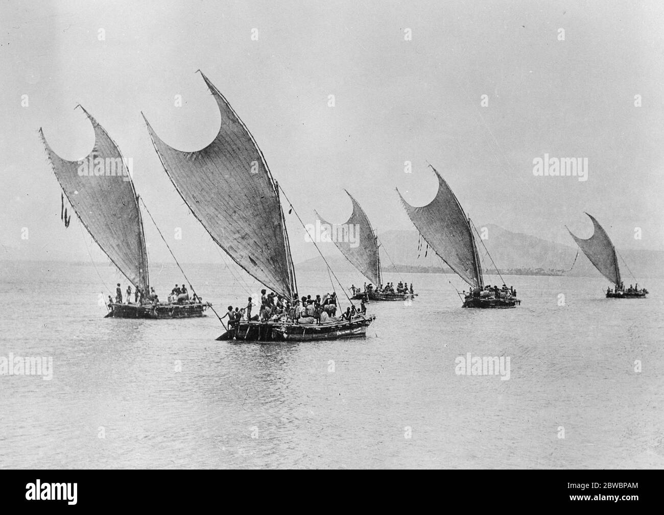 Tolle Insel zu erkunden. British Pacific Science Expedition Segel für Papua . Eine Flotte von Papua einheimischen Booten auf dem Weg zu einer Handelsexpedition. 14 Dezember 1922 Stockfoto