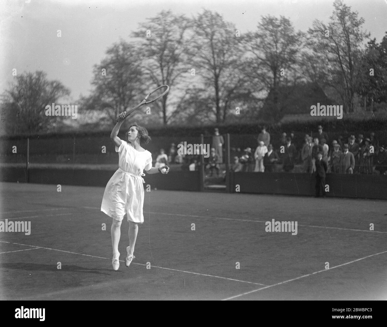 Roehampton Hard Court Rawn Tennis in London Miss E Collyer spielt die Damen Doppel 27 April 1923 Stockfoto