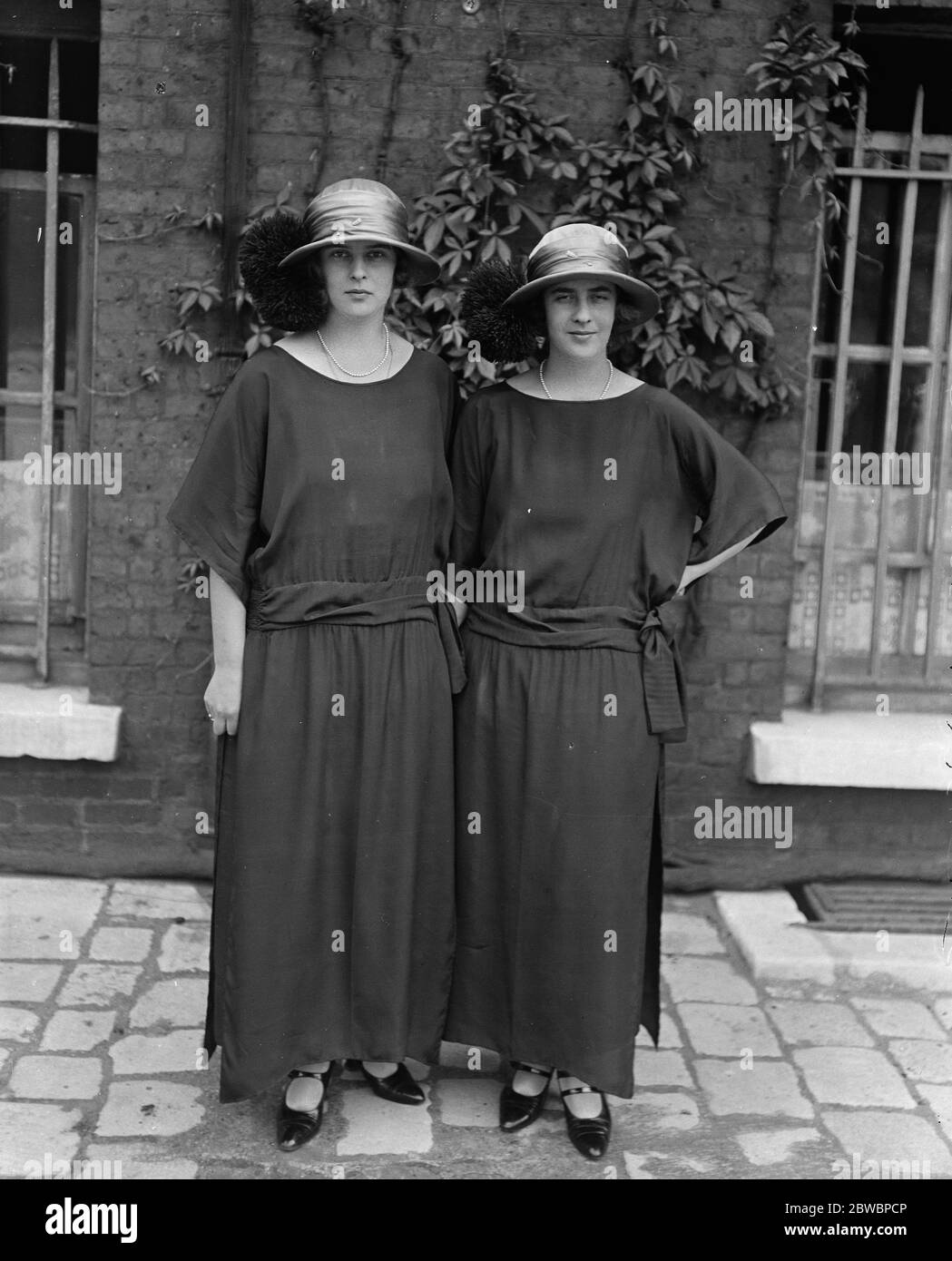 (Links) Prinzessin Theodora und Prinzessin Marguerite (rechts). Töchter von Prinzessin Andreas von Griechenland 1. Juli 1923 Stockfoto