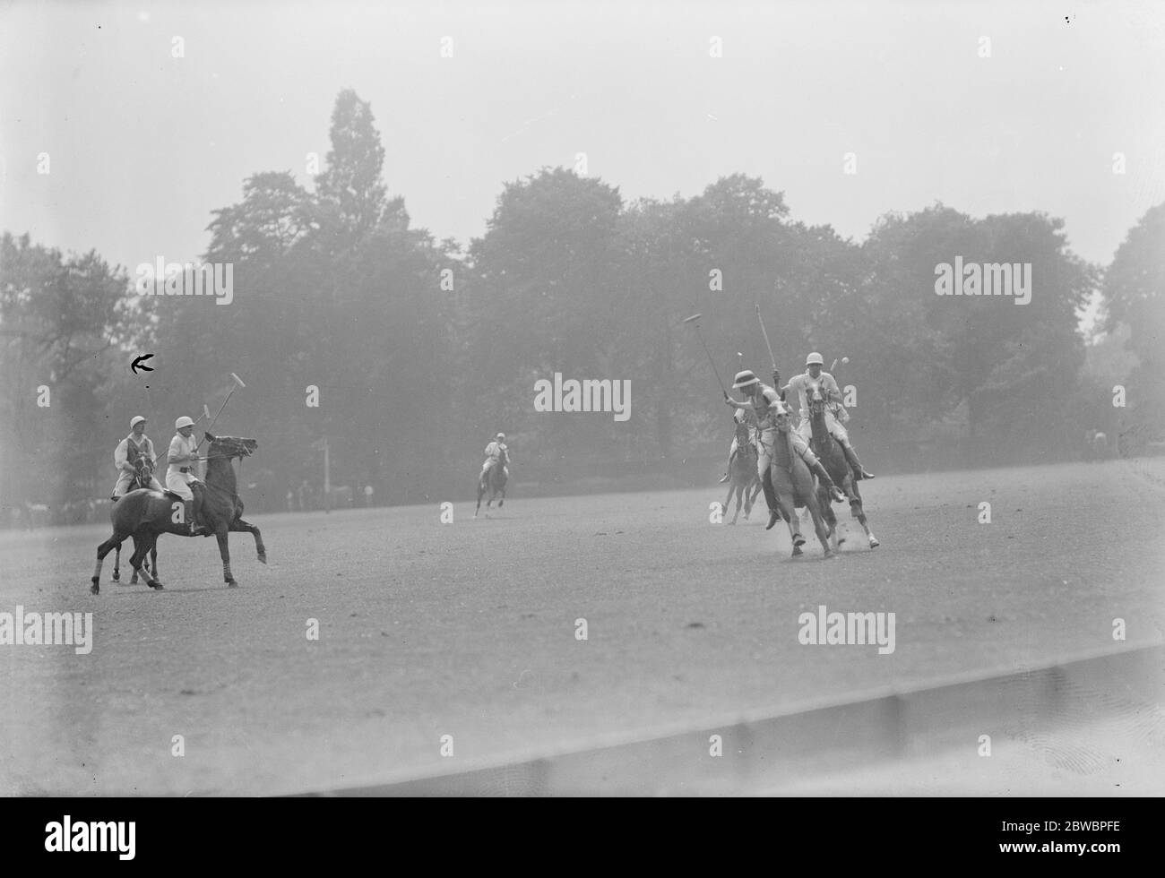 Bemerkenswerte Action Shot Foto des American Polo Teams EINE schmale Flucht für Roehampton 2 Juni 1921 Stockfoto