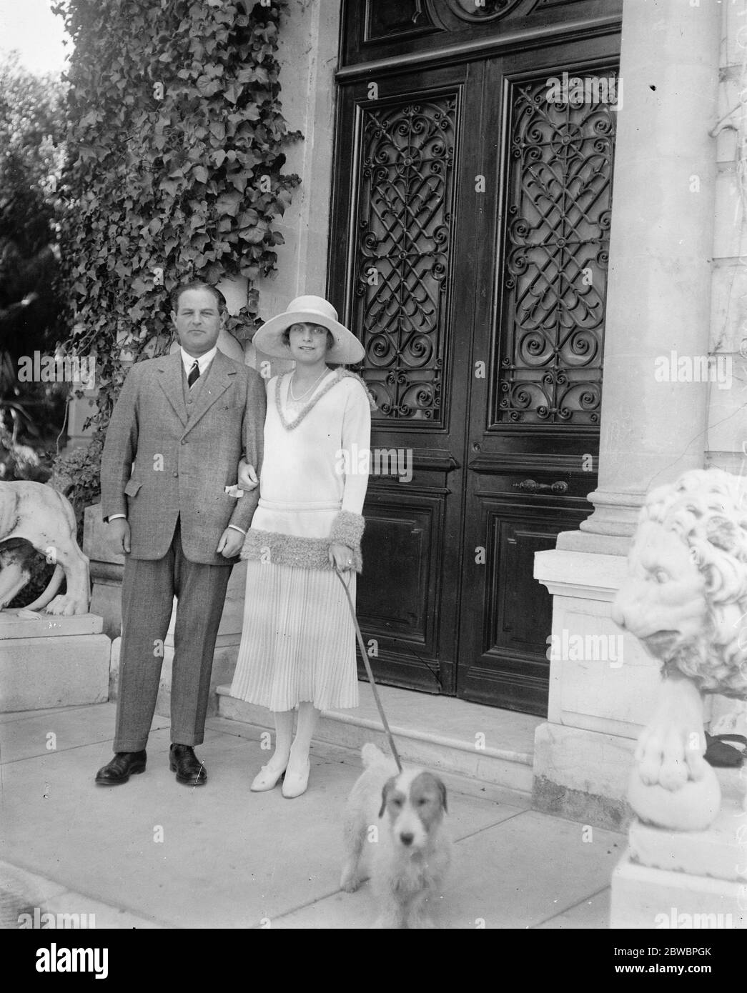 Sir Albert und Lady Stern in Cannes. 1922 Stockfoto