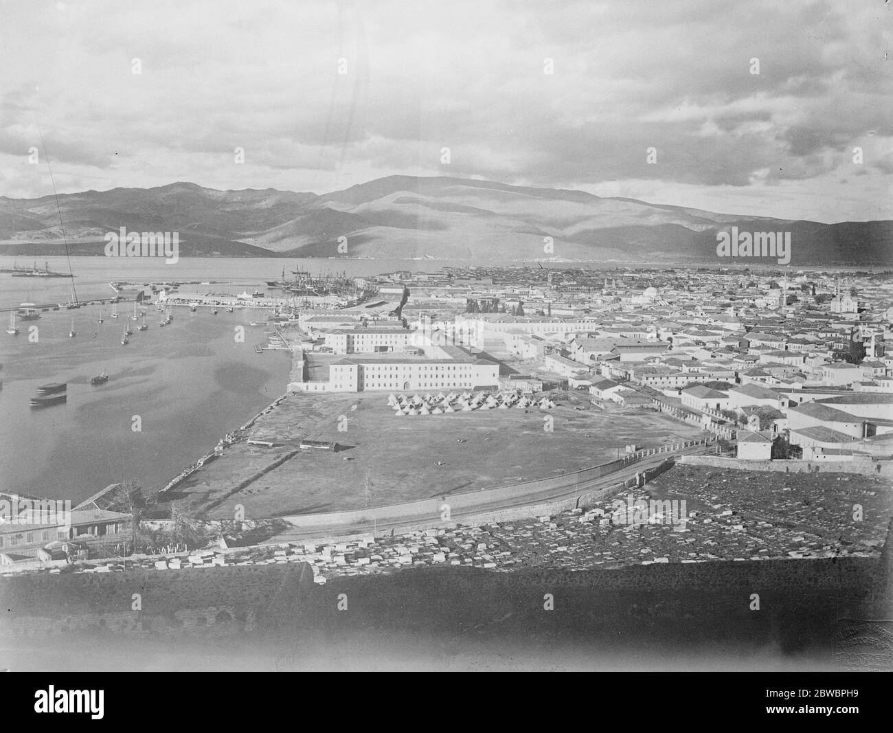 Smyrna an der Ägäischen Küste der Türkei die Neue Statue von Ioonia EINE Ansicht von Smyrna an der Ägäischen Küste der Türkei mit dem Hafen und den Kasernen im Vordergrund 2. August 1922 Stockfoto