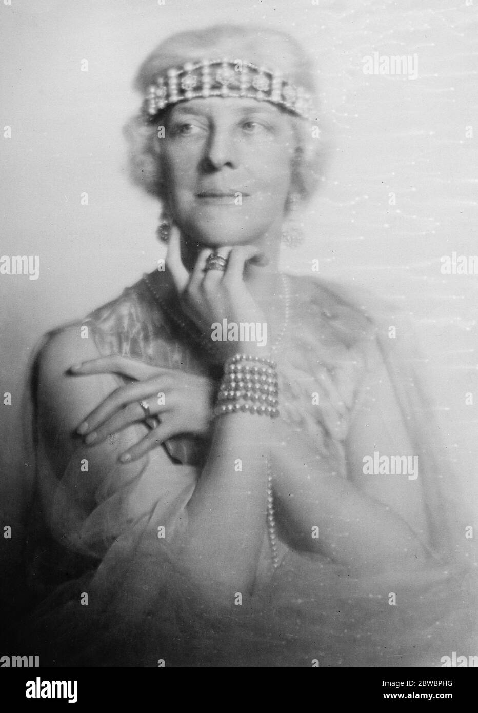 "Unlcky" Diamant Diadem jetzt in Indien. Frau Hutchinson , Ehefrau eines wohlhabenden Residenten von Mauranipur , Das berühmte Ornament, das ursprünglich Marie Antoinette gehörte und das jedem seiner Besitzer Unglück gebracht haben soll, da es zwei Jahre vor ihrer Hinrichtung 1793 in den Besitz des Gemahls Ludwig XVI kam. März 1925 Stockfoto