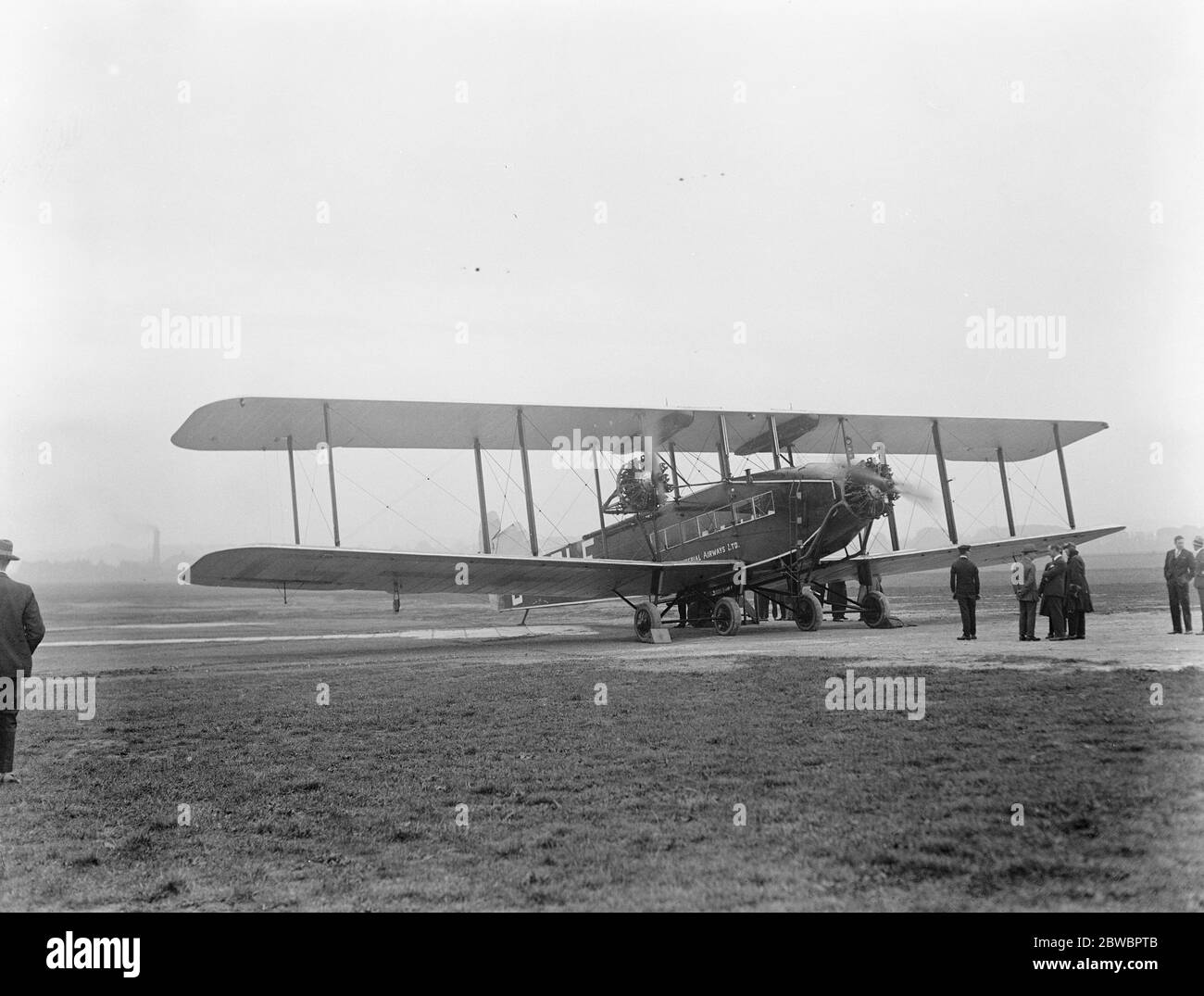 Sicherere Luftpost, riesige Maschine mit drei Motoren. Sir Eric Geddes akzeptiert bei Croydon die Lieferung des ersten großen britischen Luftexpress. 19. Oktober 1925 Stockfoto
