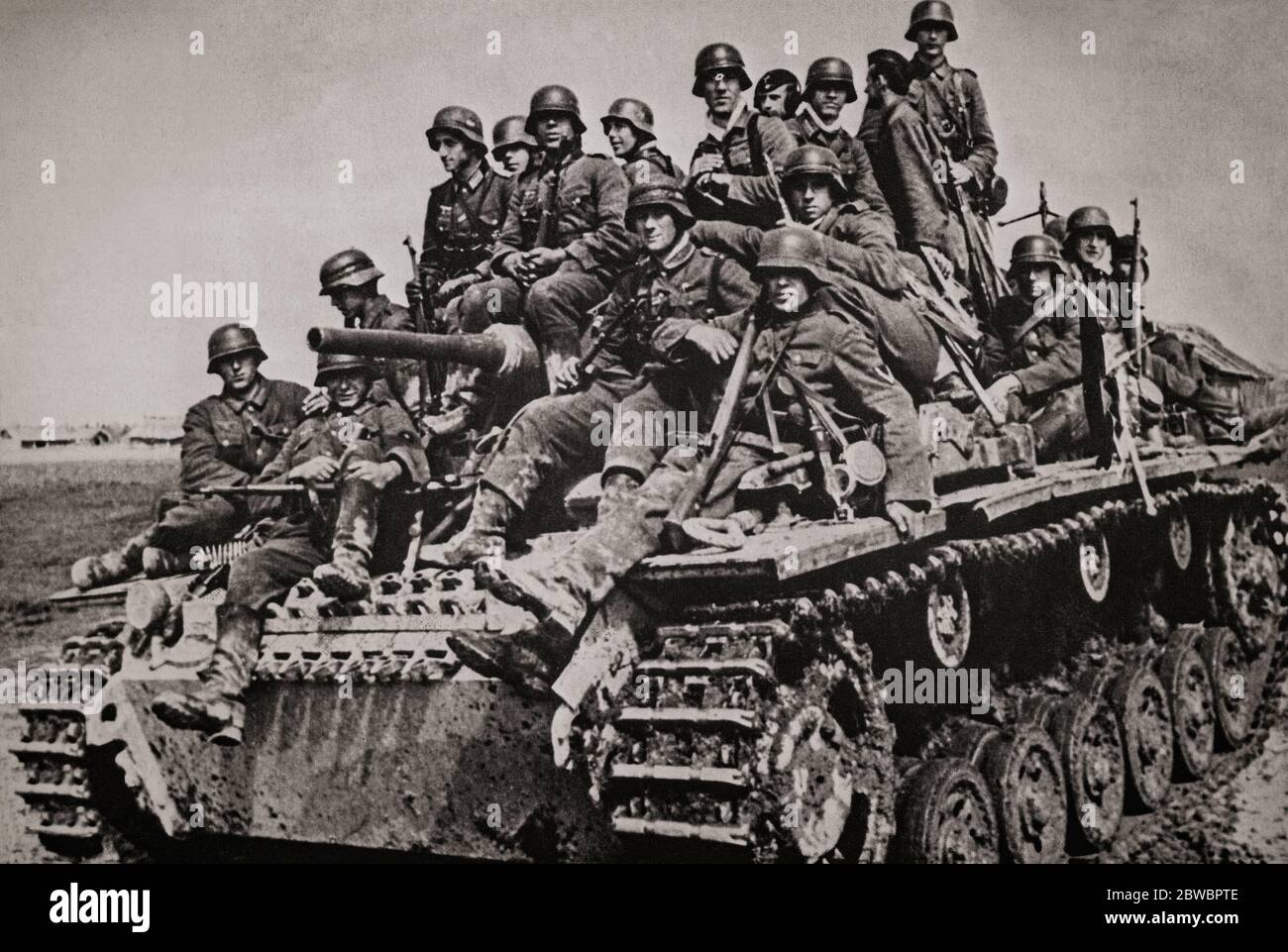 Nach dem Beginn der Operation Barbarossa, die am 22. Juni 1941 begann, heben deutsche Truppen einen deutschen Panzer auf, während sie auf Moskau, Russland vorrücken. Stockfoto