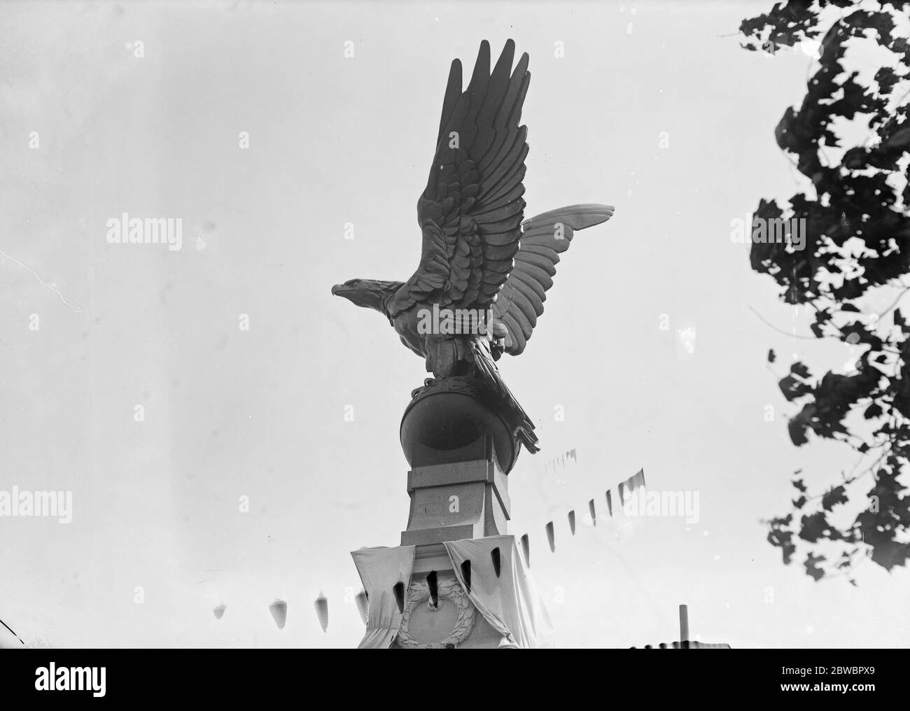 Ein großer Goldadler auf der Themse der majestätische Steinadler, der das Royal Air Force Memorial am Ufer überragt. Der Prinz von Wales wird in Kürze das Denkmal vom 6. Juli 1923 enthüllen Stockfoto