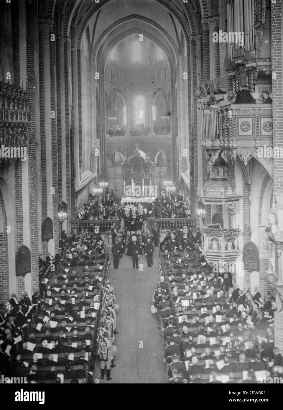 Beerdigung der verstorbenen Königin von Dänemark . Das Innere der Kathedrale von Roskilde während der Trauerfeier. 31 März 1926 Stockfoto