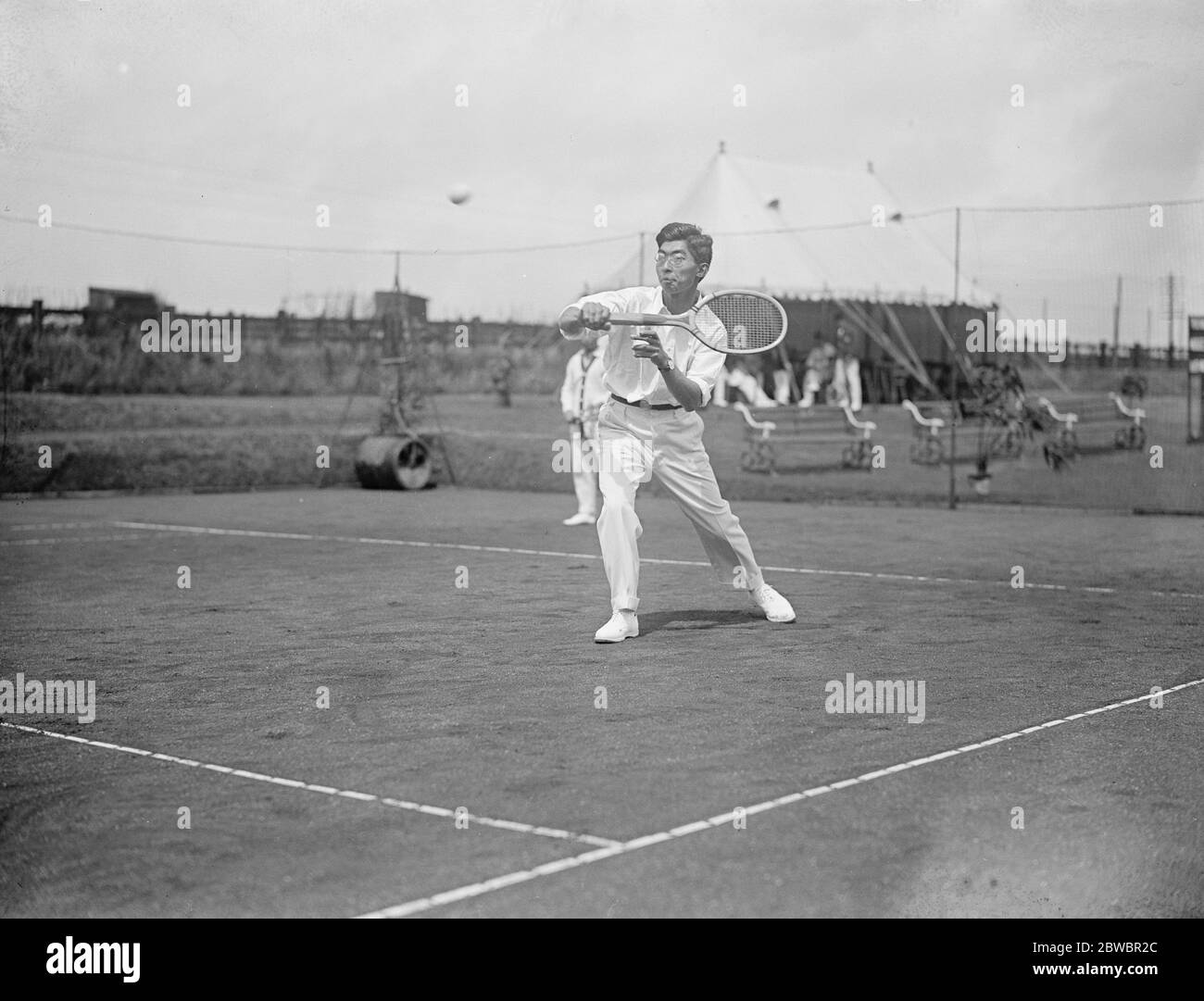 Japanischer Kaiser Sohn als Tennisspieler auf Yokohama specie Bank Sportplatz. Prinz Chichibu im Spiel. 26 Juli 1925 Stockfoto