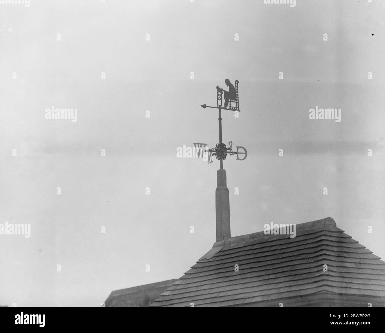 Thomas Carlyle als Bibliothek weathervane . Eine Silhouette Figur von Thomas Carlyle Lesung bildet die Weathervane von Battersea 's neue Referenz-Bibliothek in Altenourg Gärten , Lavendel Hill . Die Bibliothek wird am Montag Woche geöffnet. Die Figur ist die eines Mannes mittleren Alters mit einem Bart trimmen und wurde von vielen Bewohnern als Kompliment an Herrn John Burns, der viele hundert Bände in der Bibliothek präsentiert werden soll. September 1925 Stockfoto