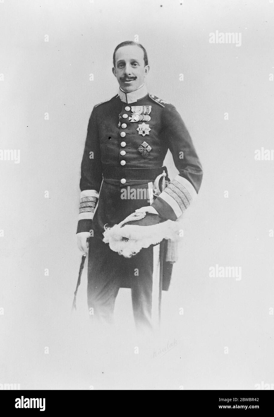 Plot zu töten spanischen König und Königin . Europa ist begeistert von der Nachricht, dass ein Attentatsversuch auf den König und die Königin von Spanien durch die Entdeckung einer Bombe in einem Tunnel auf der Hauptstrecke von Barcelona nach Madrid verschlingt wurde. Der König von Spanien . Juni 1925 Stockfoto