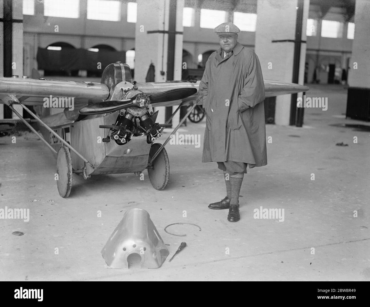 August Renntreffen des Royal Aero Club in Lympne Aerodrome, in der Nähe von Hythe. Lord Edward Grosvenor, der mehrere Maschinen in den Wettbewerb eingetragen hat, fotografiert mit der kleinsten Maschine eingegeben, ein A N E C Leichtflugzeug mit anzoni-Motor. August 1925 Stockfoto