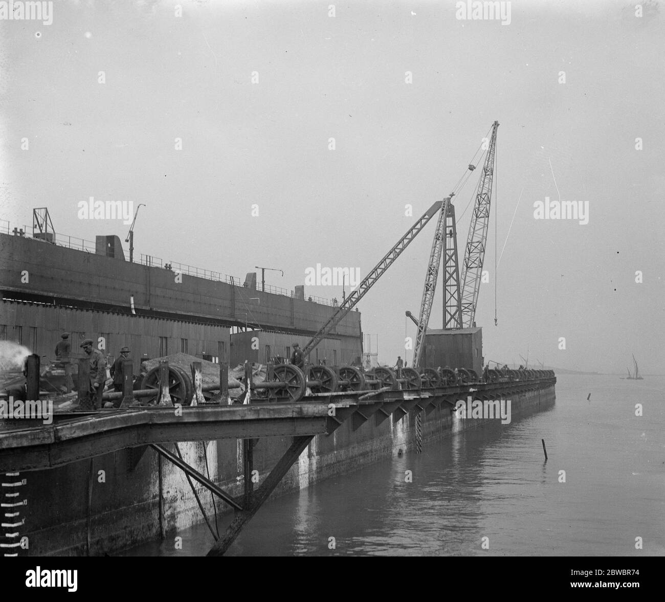 Um deutsche Kriegsschiffe bei Scapa Flow zu retten, übergab deutsche U-Boot-Dock, umgebaut für Hebezwecke, Segel aus Queenborough für den Einsatzort der Hebeseite des Docks, mit den Rädern, die für Bergungsarbeiten montiert wurden 23 April 1924 Stockfoto