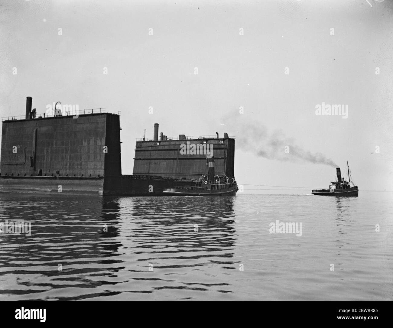 Riesige deutsche schwimmende Dock zu helfen, in der Aufzucht großen deutschen Kriegsschiff bei Scapa Flow 12 Juni 1925 Stockfoto